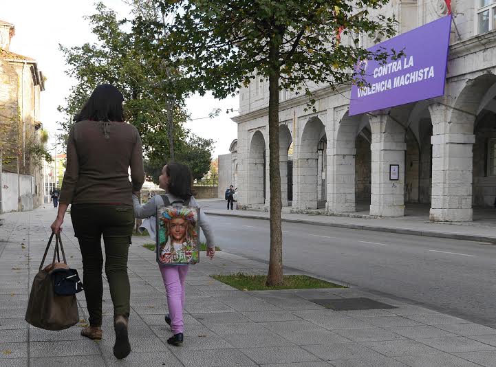 Una pancarta contra la violencia machista en la sede del Parlamento