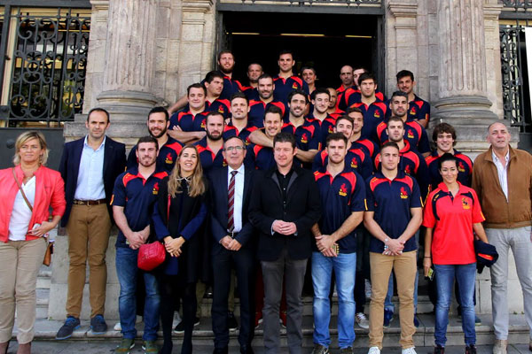 La selección española de Rugby posa en la puerta del ayuntamiento de Torrelavega junto al alcalde y el concejal de Deportes.