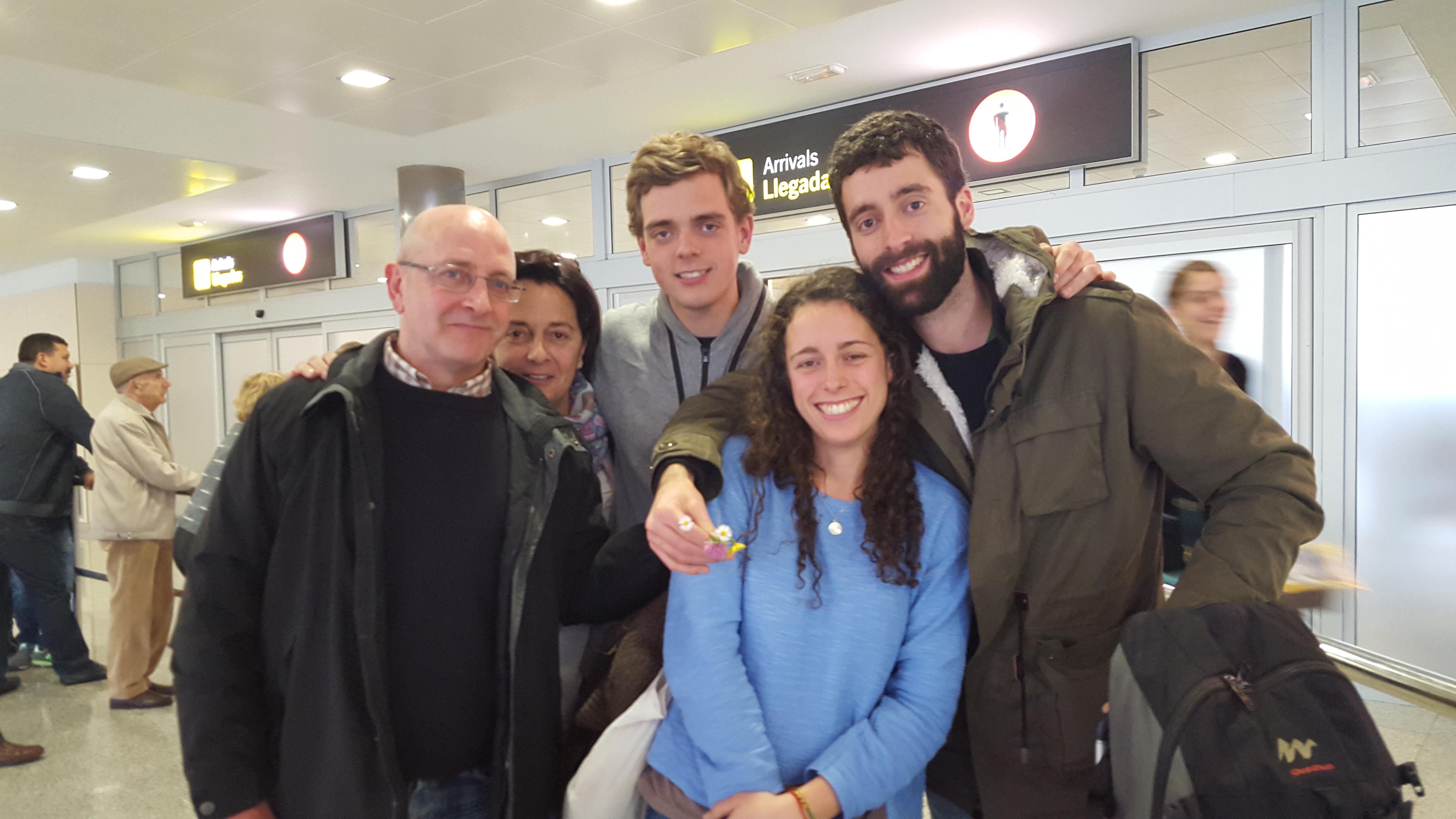 Guillermo (a la derecha) junto a su familia tras el reencuentro. FOTO: Eva Mora.