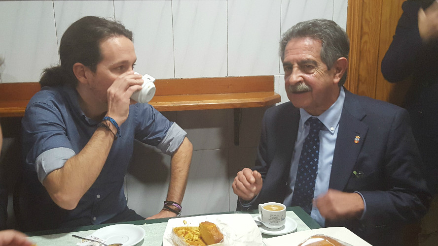 Tras las declaraciones, ambos se tomaron un rápido café con un sobao en el bar Ángel, frente a la sede de Gobierno.