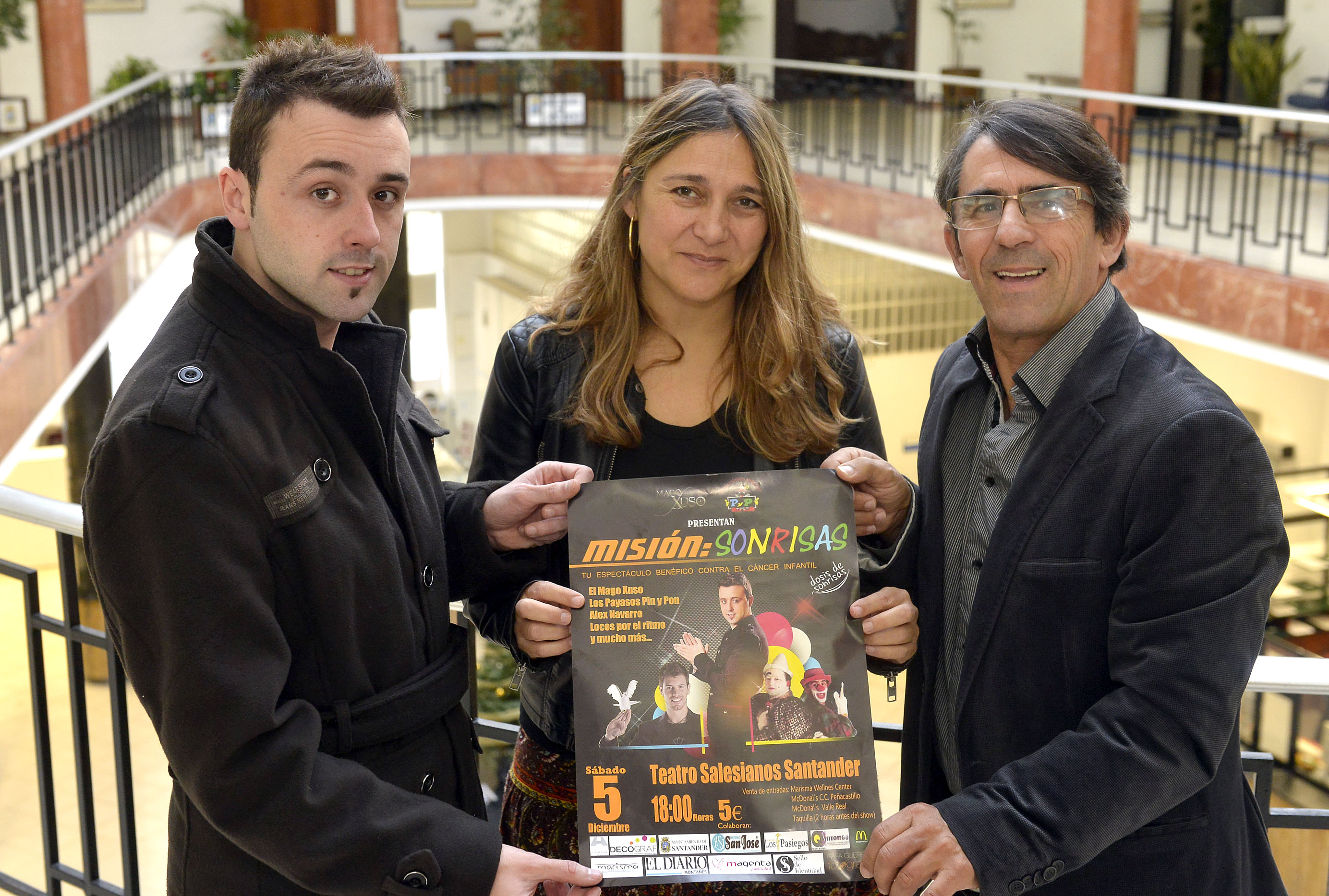 El mago Xuso y la concejala María Tejerina posando con el cartel del 