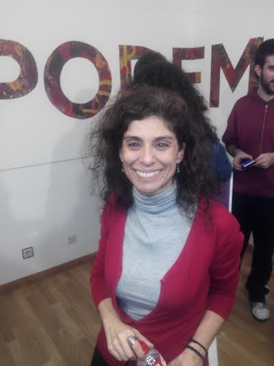 La diputada electa Rosana Alonso, celebrando el resultado de Podemos en Cantabria