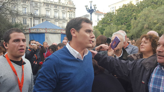 Albert Rivera hoy en Santander asediado por medios y simpatizantes.