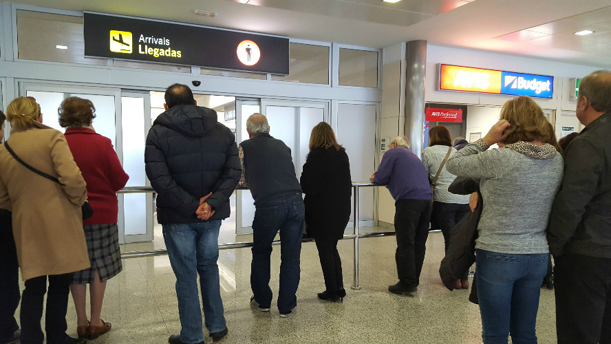 Algunos familiares se agolpan ansiosos a la espera de ver a los que vuelven.