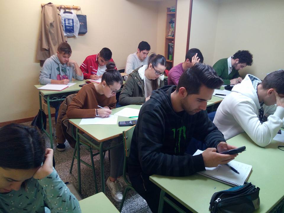 Estudiantes en la academia De la Torre