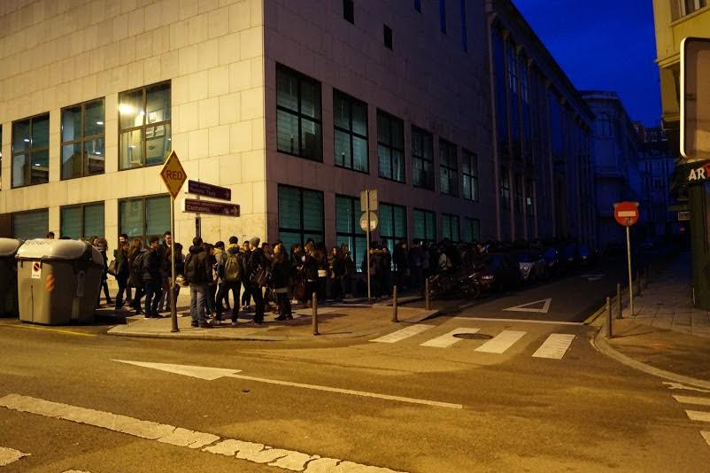 Colas para acceder al Paraninfo a primera hora de la mañana del sábado