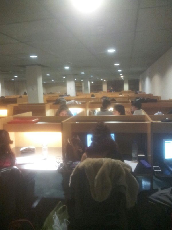 Estudiantes en la biblioteca abierta por la noche la pasada temporada de exámenes