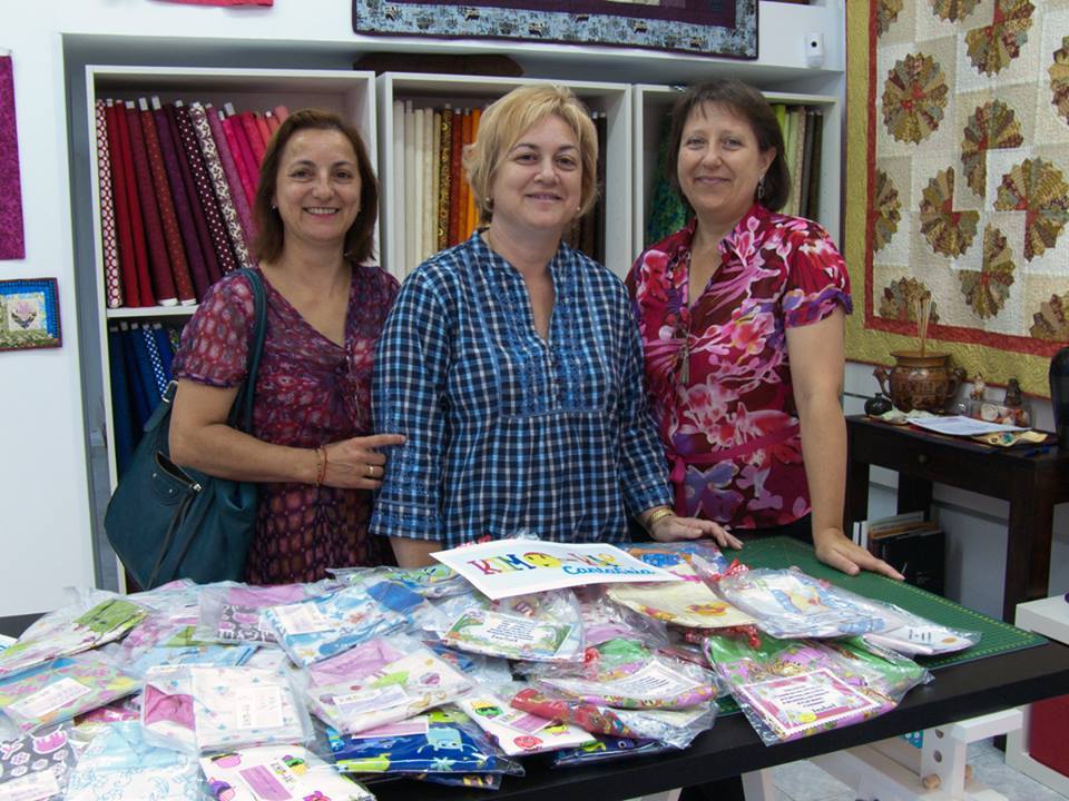Isabel y otras dos voluntarias preparando la entrega de los pañuelos en Valdecilla en agosto de 2014.