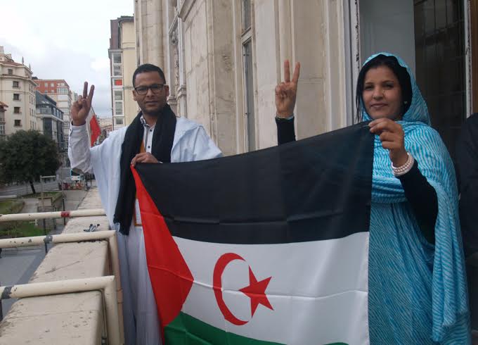 Saharauis con su bandera en Santander