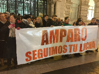 Cerca de un centenar de personas se han reunido en el Ayuntamiento de Santander. Foto: Emmanuel Gimeno.