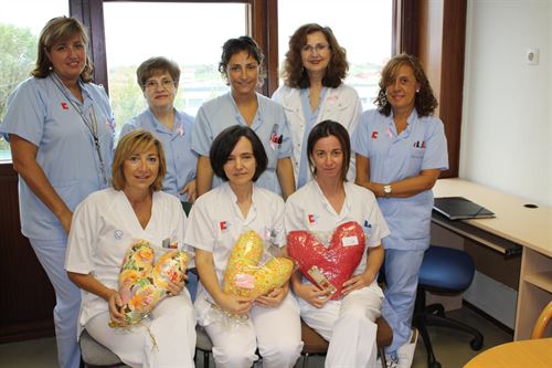 Enfermeras y matronas de Valdecilla con las almohadas del corazón. Foto: Gobierno de Cantabria.