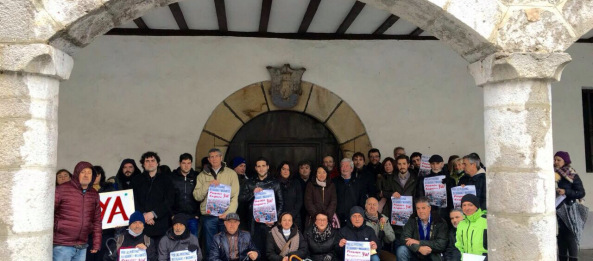 Los asistentes participaron en la concentración en la que se exige un pasaje seguro para los refugiados y migrantes. Foto: Laredo Sí Se Puede.