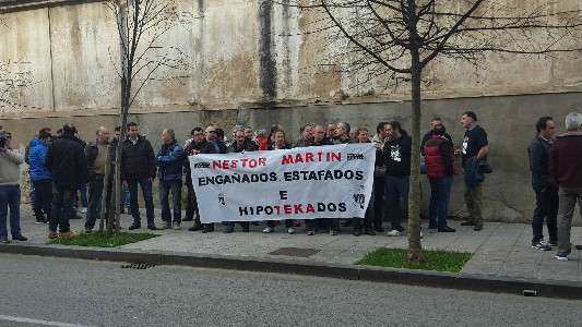 Trabajadores de Ecomasa-Néstor Martin manifestándose frente al Parlamento.