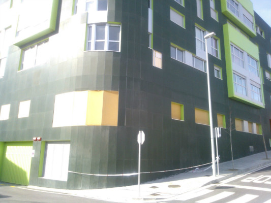 Fachada sur del edificio de VPO de General Dávila con los huecos de las plaquetas desprendidas en una de las rachas de viento del pasado verano.