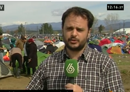 Alberto Sicilia informando desde un campo de refugiados