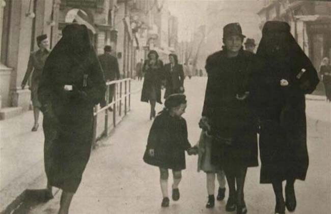 Mujer musulmana cubre con su velo la estrella amarilla que identifica a su vecina como judía para protegerla de la persecución. Sarajevo, la antigua Yugoslavia. [1941].