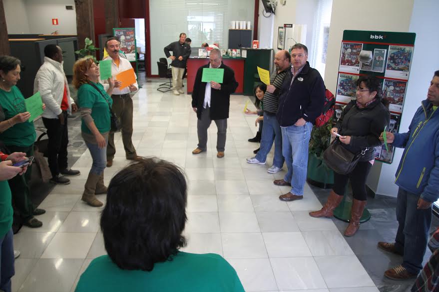 La PAH en una de las oficinas de Kutxabank