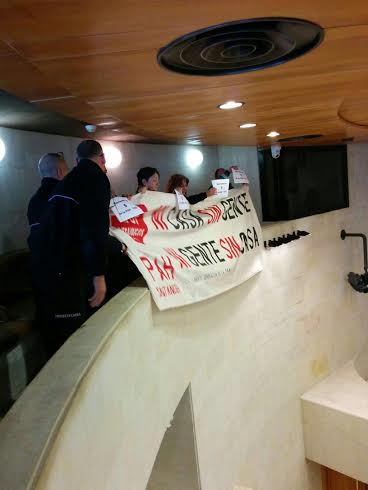 Pancarta en el Parlamento