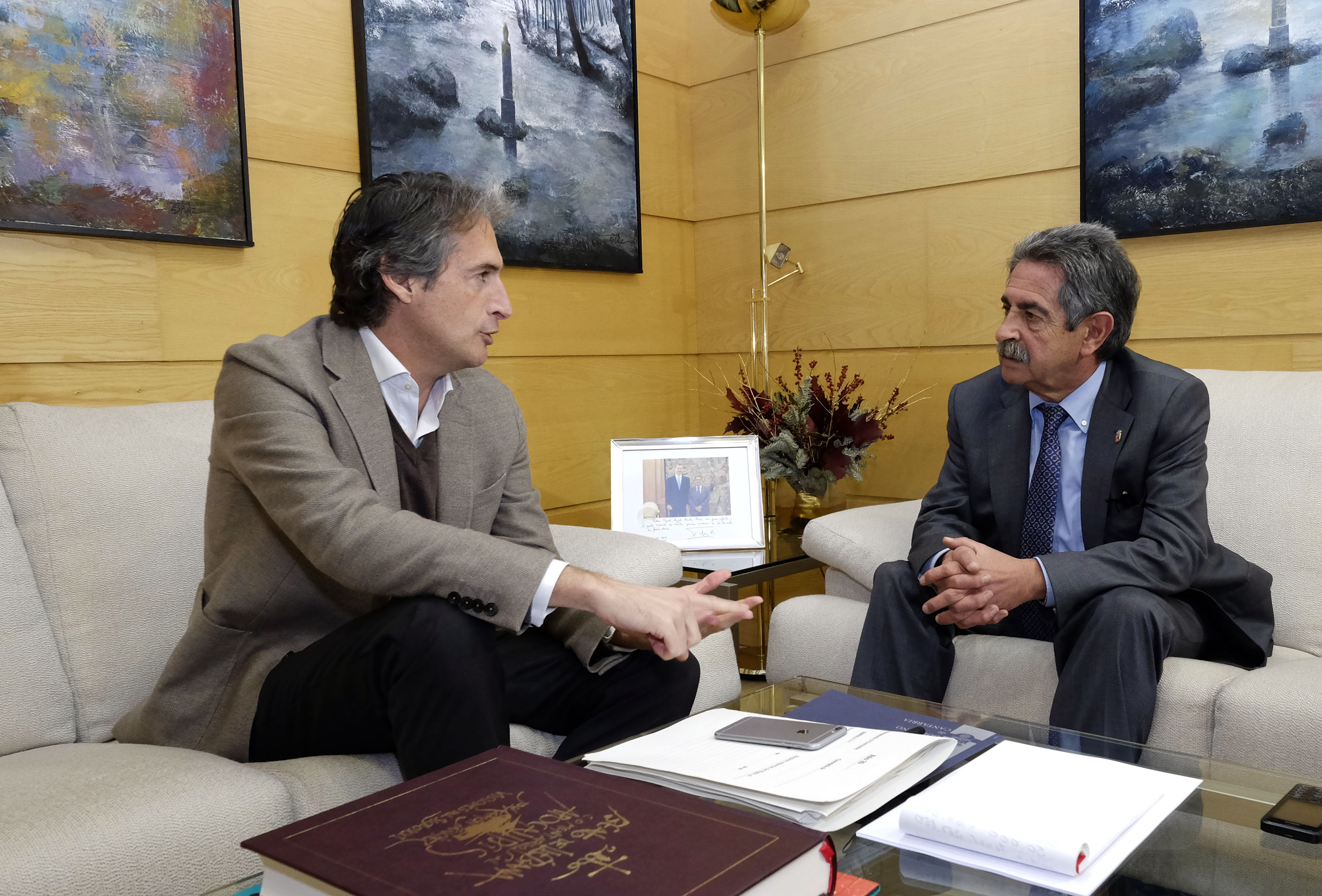 Revilla y De la Serna en una reciente reunión en torno al Museo de Prehistoria