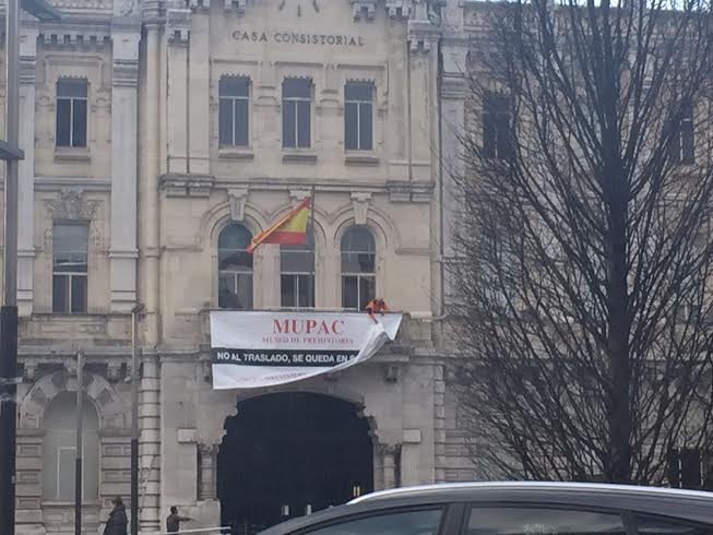 Pancarta en defensa del MUPAC en la fachada del Ayuntamiento