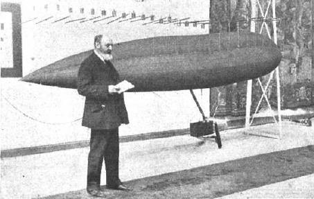 Leonardo Torres Quevedo junto a un modelo de su dirigible en 1913.