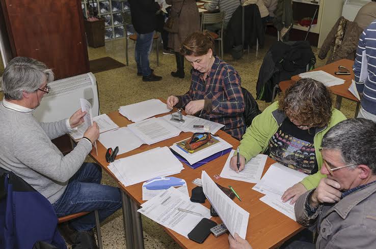 Vecinos de la zona norte pidiendo información para alegar al 'catastrazo'.