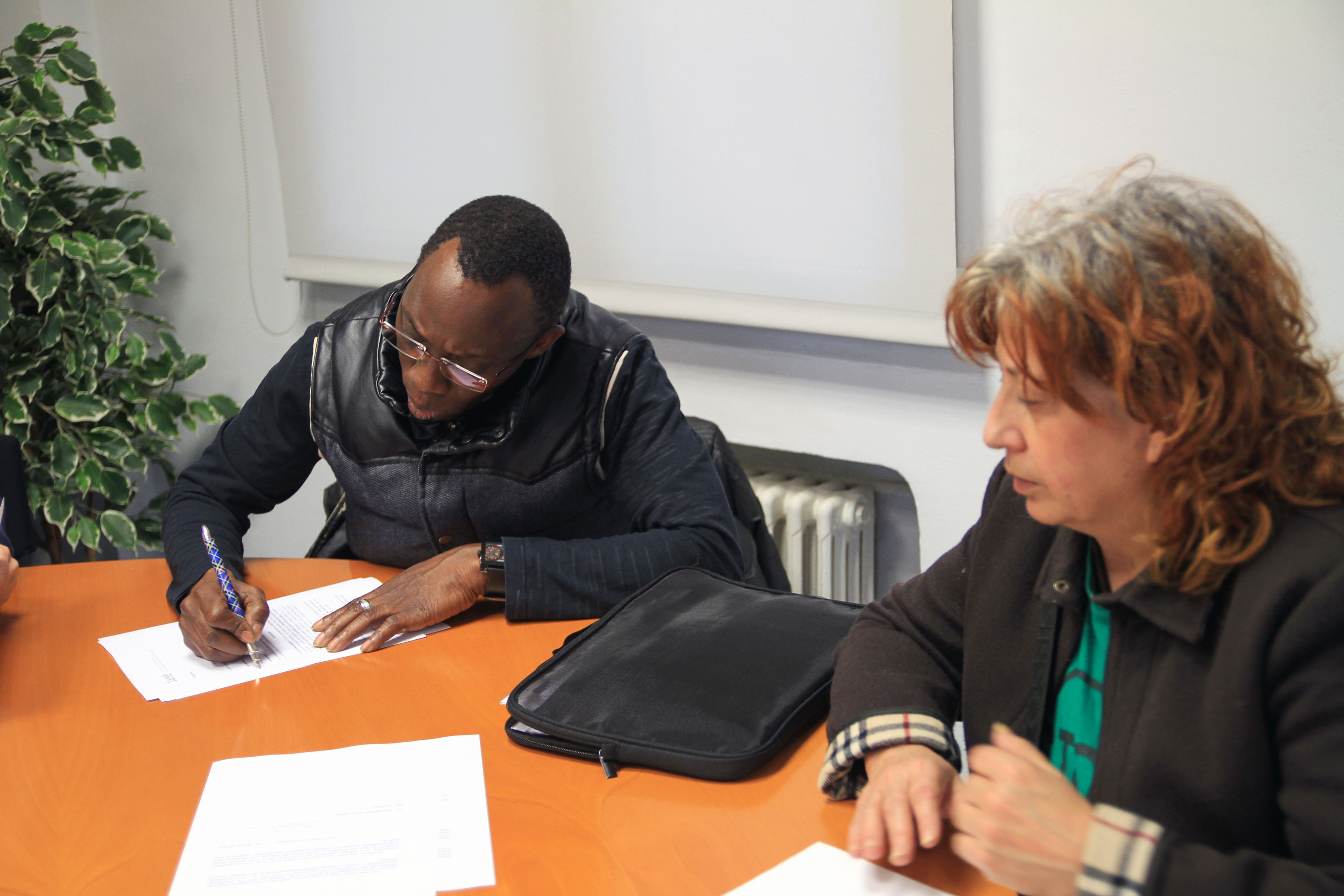 Alexandre firmando su contrato de alquiler con el SAREB.