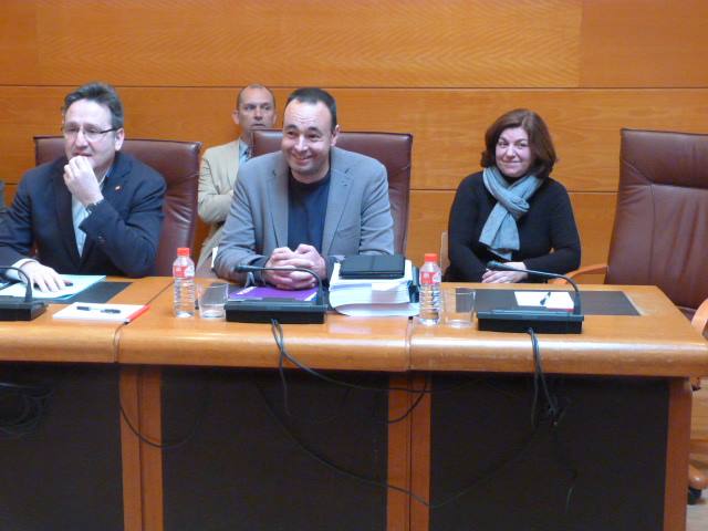 Juan Ramón Carrancio (Ciudadanos), José Ramón Blanco (Podemos) y María José, vecina del Pilón. Foto: PODEMOS. 