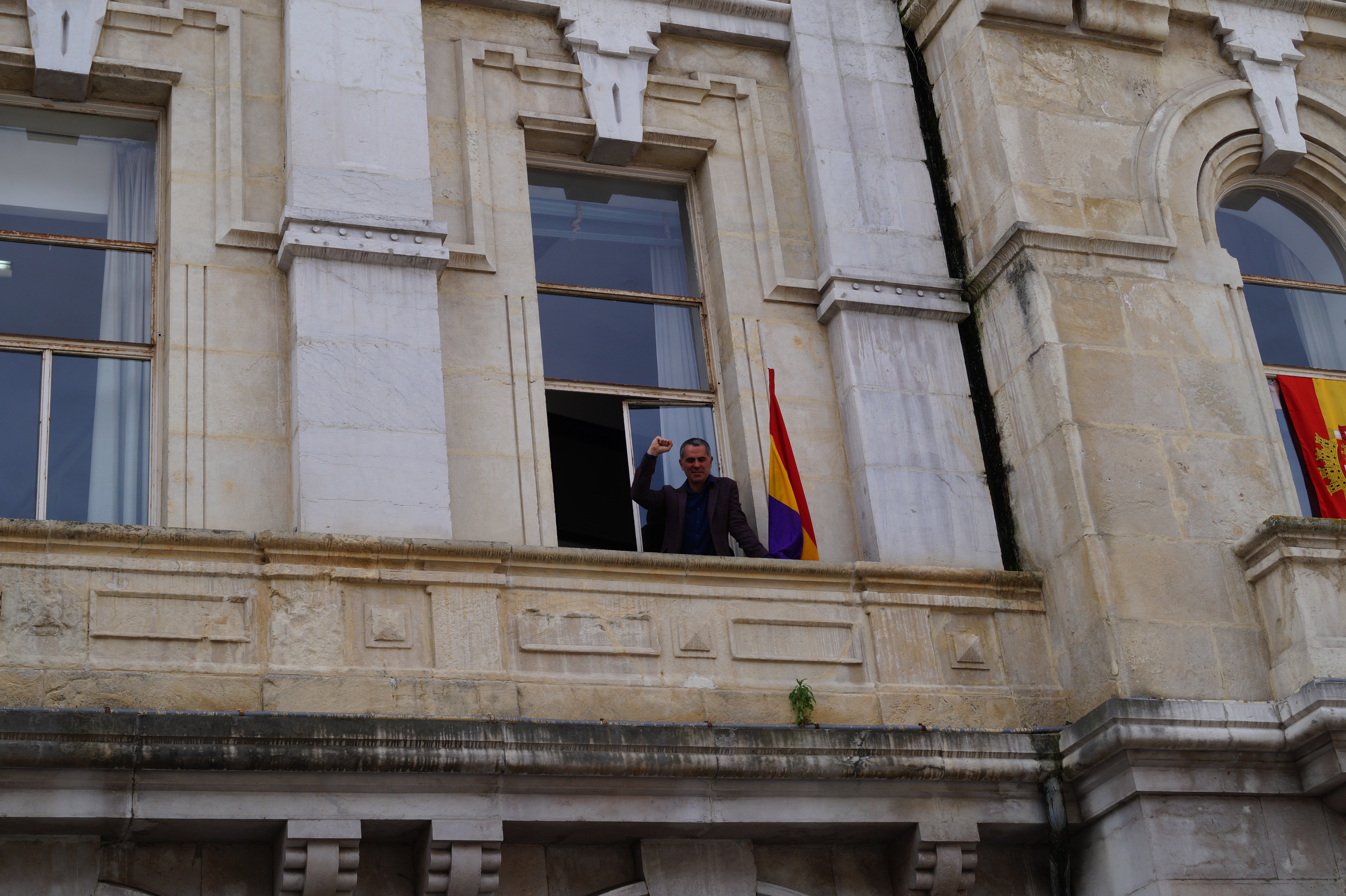 Miguel Saro con la bandera republicana