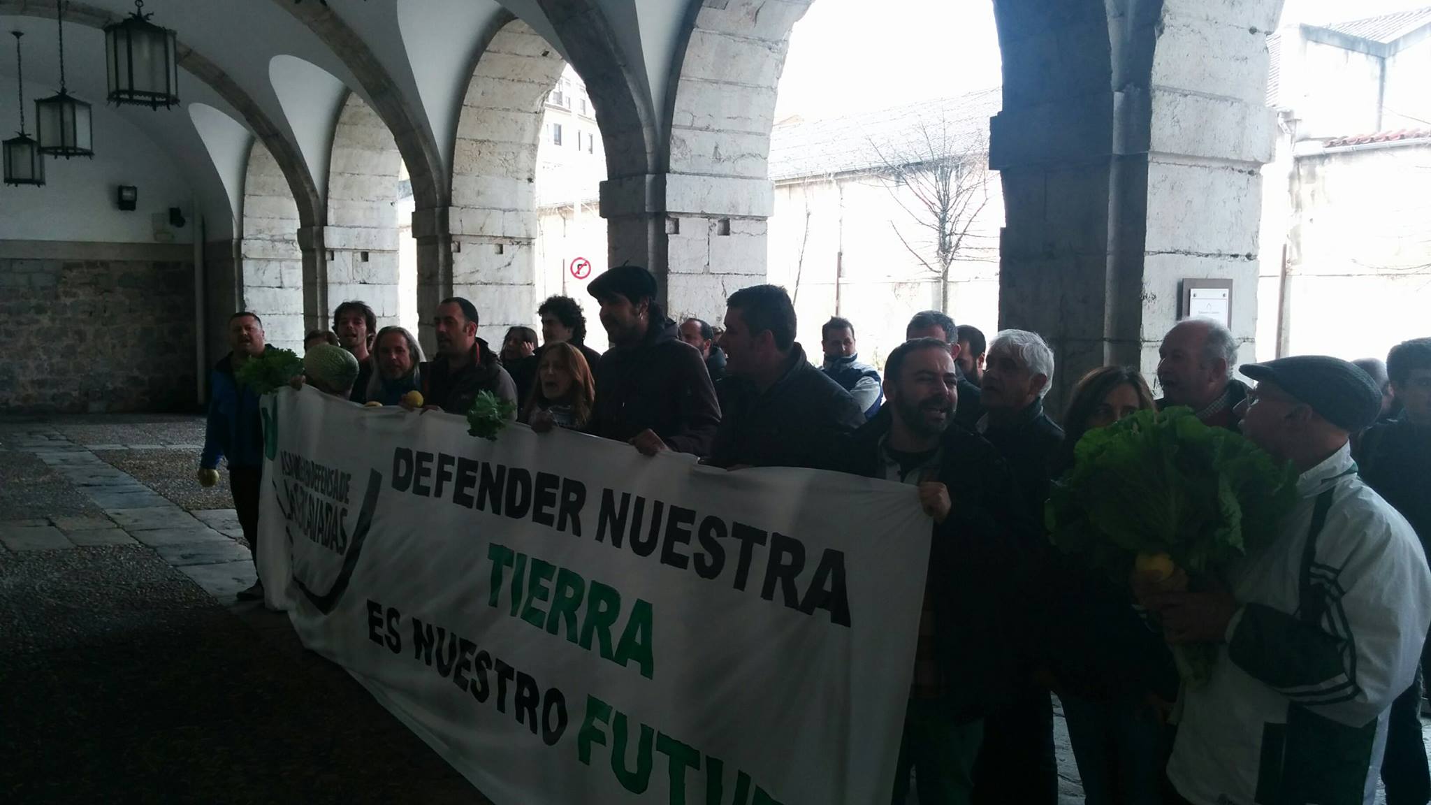 Asamblea en defensa de Las Excavadas manifestandose ante el Parlamento Autonomico. 