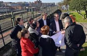 De la Serna y Díaz explican a vecinos el proyecto de conexión de la pasarela