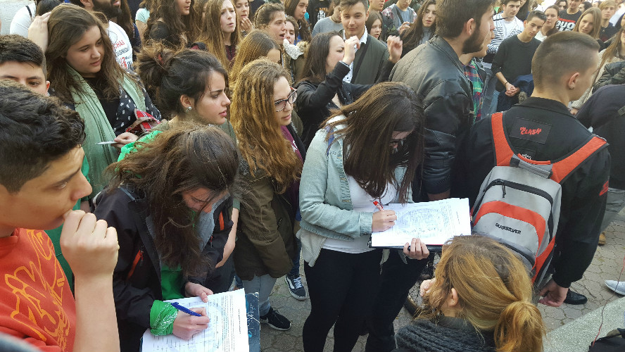 Estudiantes firmando la solicitud para que se aceleren los trámites de sustitución del profesorado.