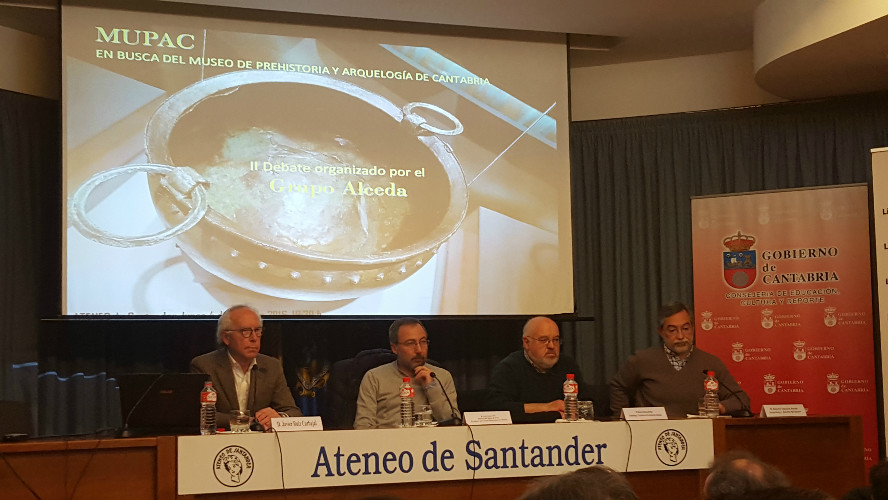 Javier Ruiz Carvajal, Luis Grau Lobo, Ramón Bahígas y Roberto Ontañón en la charla en el Ateneo.