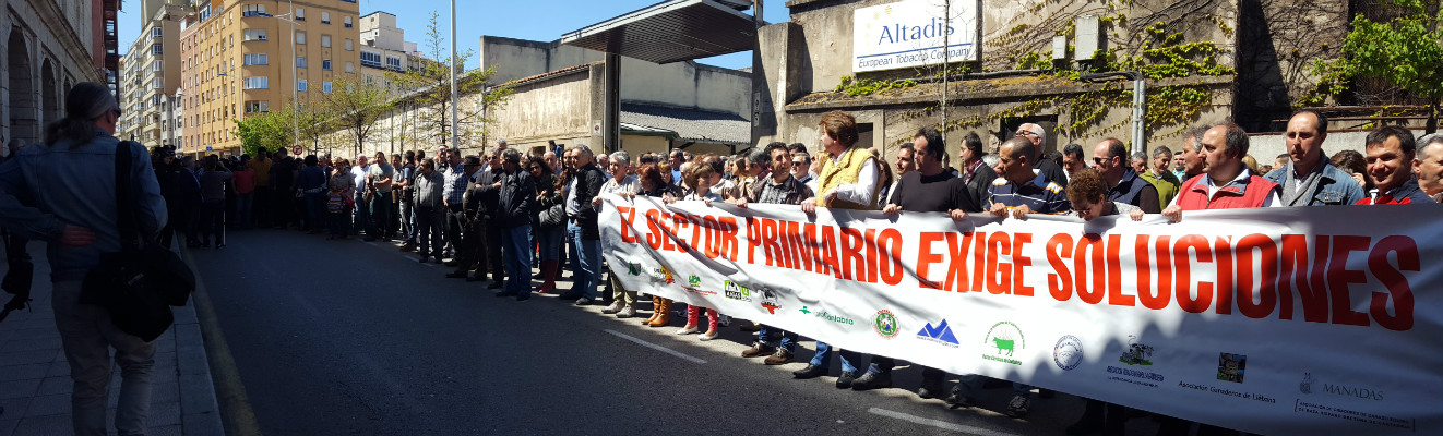 Protesta de los ganaderos frente al Parlamento el pasado lunes.