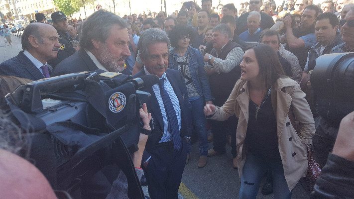 Revilla entrando al Parlamento entre protestas.