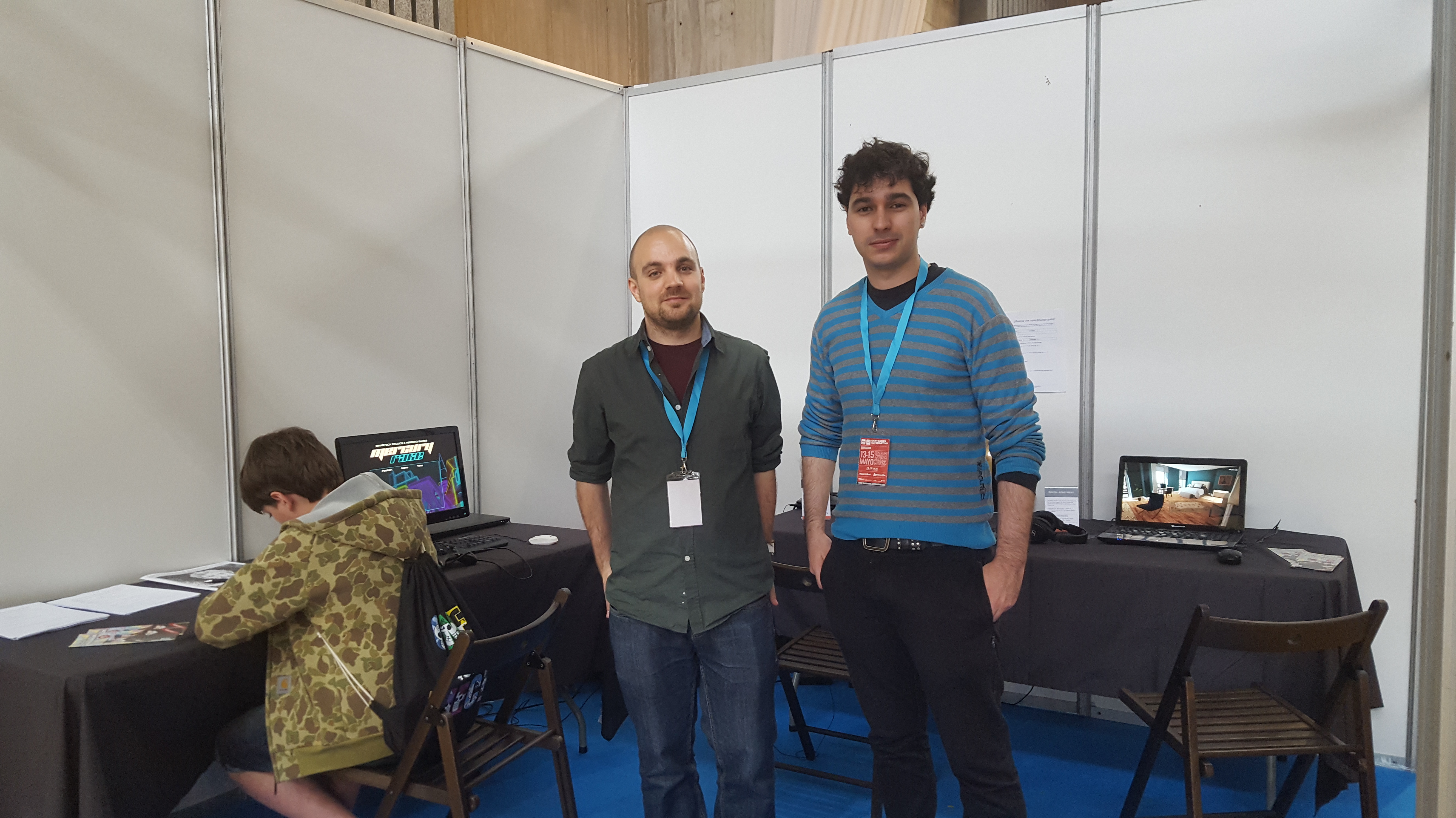 Paco Calatayud (izquierda) en el Stand de Binary Box en el Santander Alternativo.