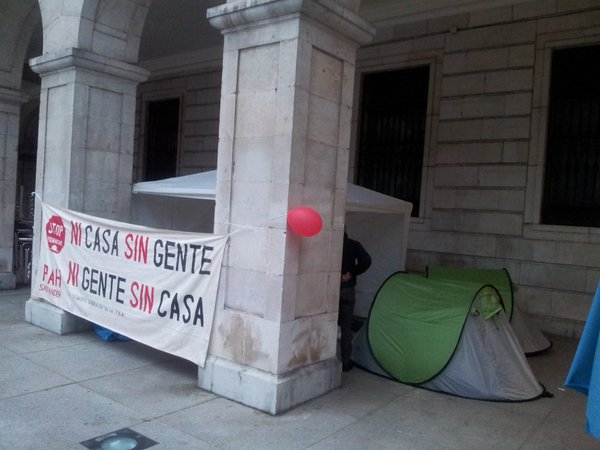 Acampada de la PAH frente la sede de Liberbank