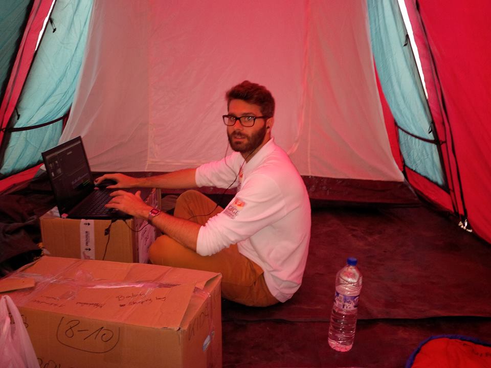 Javier Sobremazas trabajando en la tienda de campaña