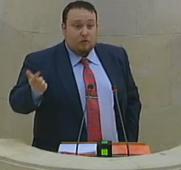 Rubén Gómez en el Parlamento.