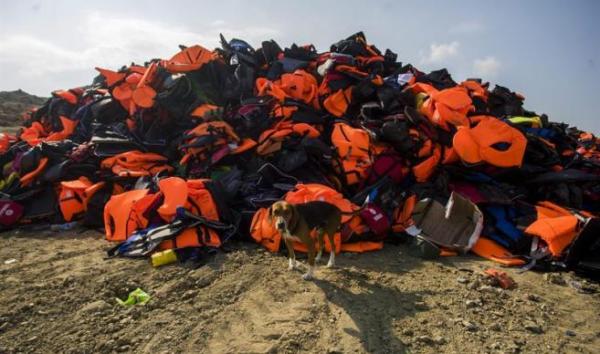 Salva-muertos (Una pila de chalecos salvavidas de los inmigrantes que llegan a través del Mediterráneo. EFE/Archivo)