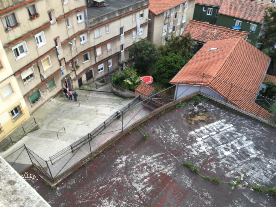 El patio de las Escuelas Verdes que peligra.