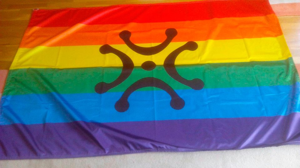 La bandera que aúna el Lábaro y el Orgullo