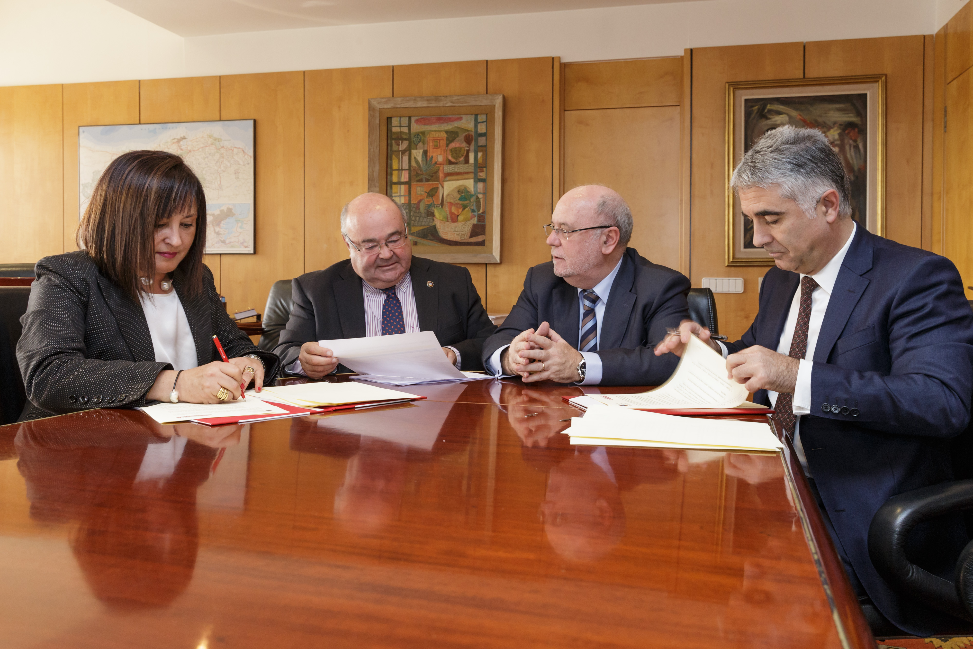 Carmen Díez Marzal junto al  consejero de Economía, Hacienda y Empleo, Juan José Sota.