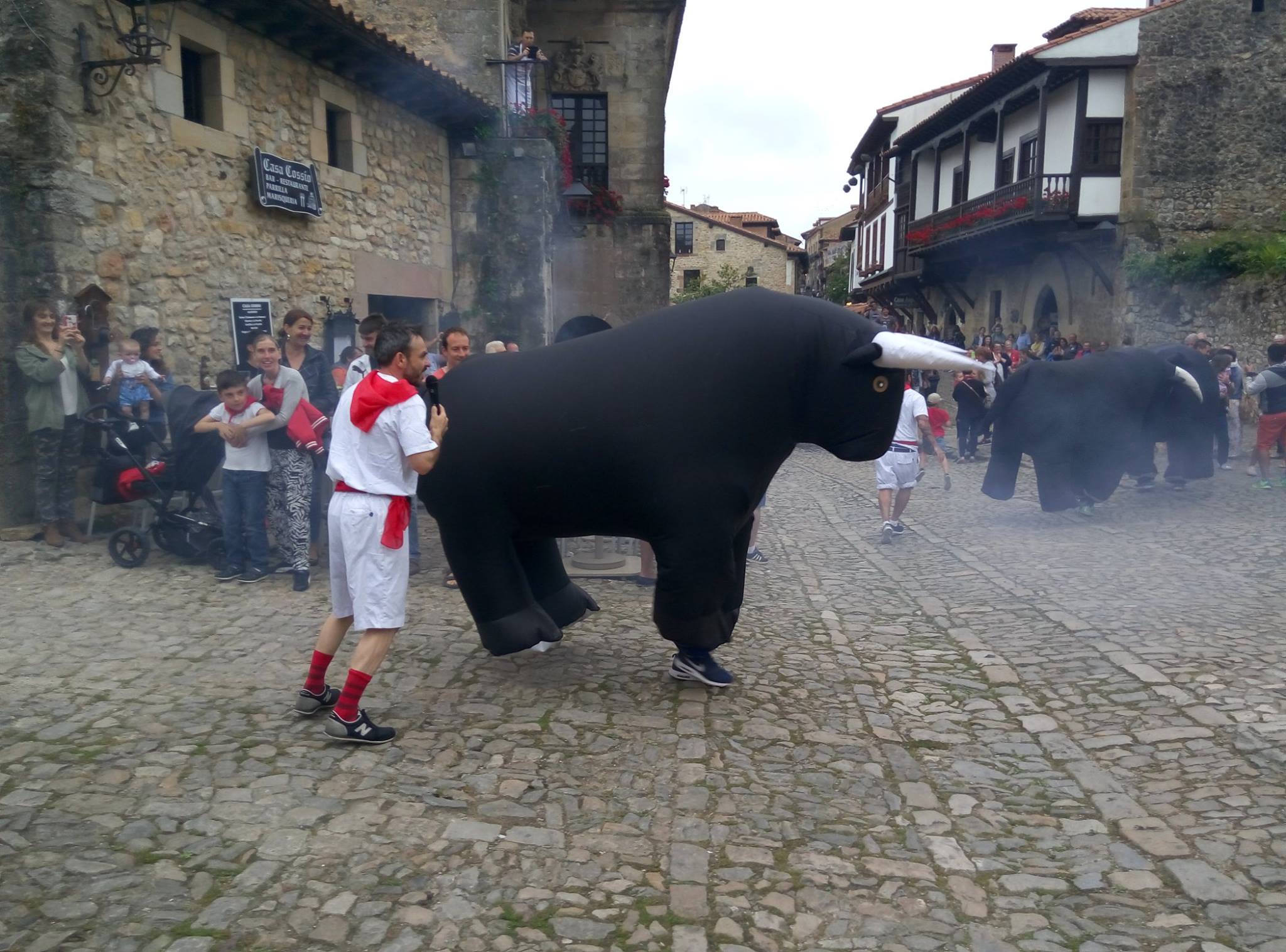 En Santillana del Mar ha tenido gran éxito la iniciativa sin necesidad de dañar a ningún animal.