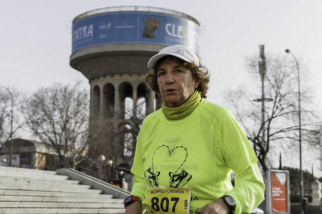 Mujer corriendo por Siria.