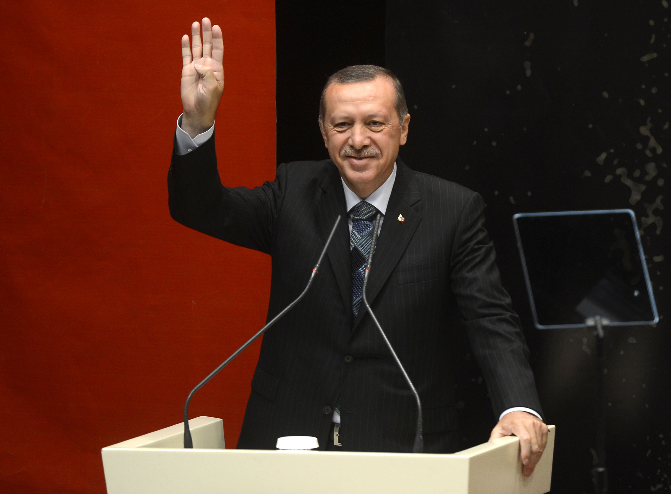 Başbakan Recep Tayyip Erdoğan, AK Parti Genişletilmiş İl Başkanları Toplantısı'na katıldı. Başbakan Erdoğan, partilileri ''Rabia'' işareti yaparak selamladı. (Evrim Aydın - Anadolu Ajansı)