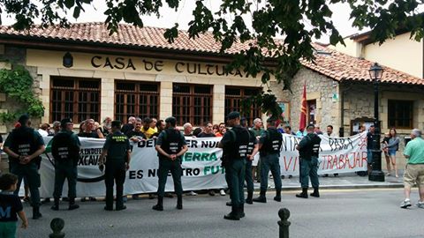 La Asamblea en Defensa de las Excavadas protesta  contra el proyecto durante la celebración del Día de las Instituciones (Foto: Asamblea en Defensa de las Excavadas)