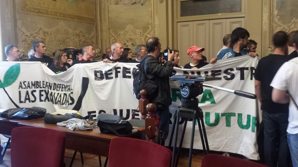 Los activistas en defensa de Las Excavadas interrumpieron el pleno para tratar de frenar la aprobación del PSIR.