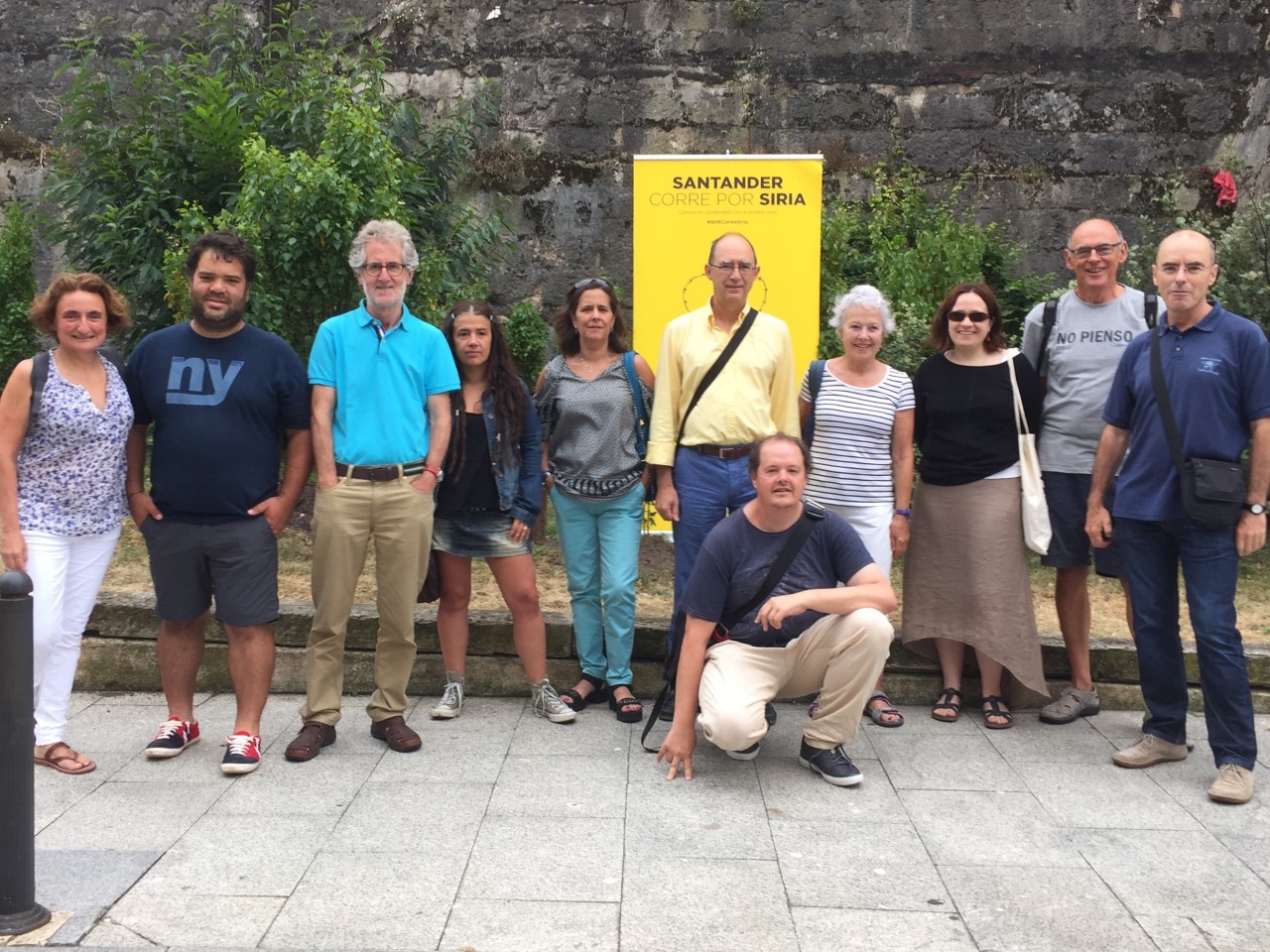 Voluntarios de Amnistía Internacional y Pasaje Seguro en la presentación de la carrera.