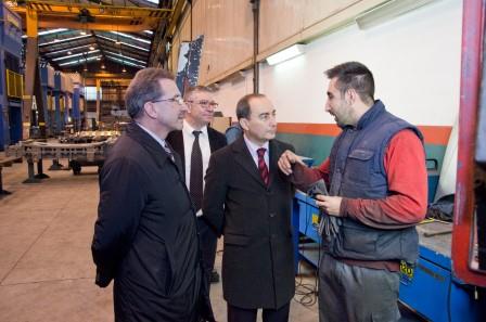 El consejero de Educación, Cultura y Deporte, Miguel Ángel Serna, con uno de los alumnos participantes en la FP Dual.